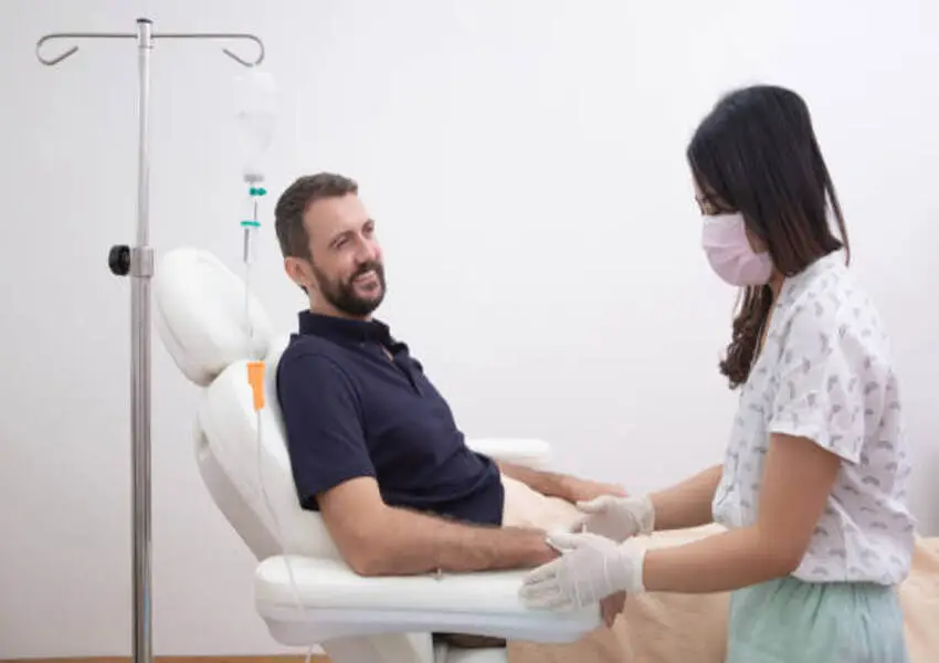 Evde serum takma tedavisi, uzman hemşire tarafından yapılan damar içi ilaç uygulaması ile güvenli ve profesyonel tedavi hizmeti. Ankara.