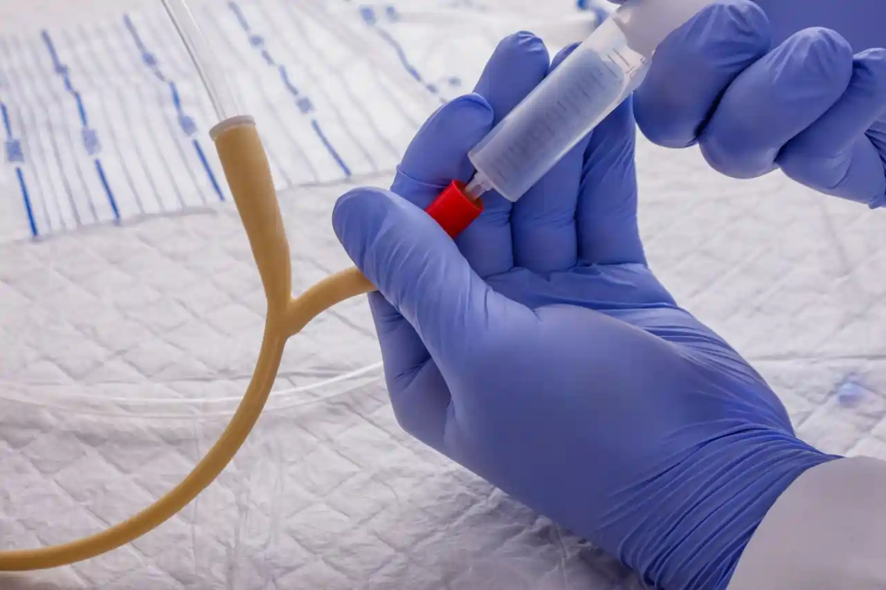 Evde sonda takma işlemi, hijyenik ortamda idrar ve beslenme sondası takma, profesyonel sağlık hizmeti